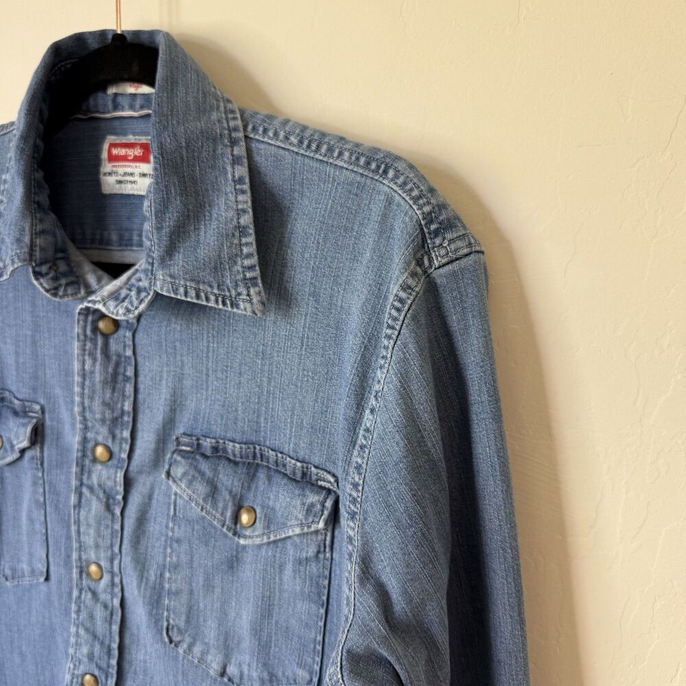 Wrangler Size Medium Indigo Chambray Brown Pearl Snap Button Down Western  Rodeo - Picture 3 of 10
